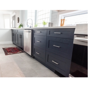 Gabinetes de Cocina Modulares de Panel Plano con Acabado en Madera Oscura, Estilo CANA Transicional, con Isla y Barra de Desayuno - Product Image 6