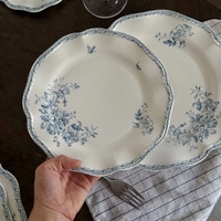 Service de vaisselle en porcelaine bleu floral romantique avec bord ondulé, assiettes à dessert et plats à gâteau