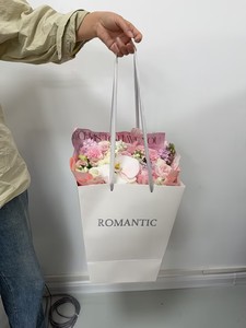Bolsa de Papel Trapezoidal con Logotipo en Papel Plateado Personalizado, Bolsa de Regalo para Ramos Altos con Asa de Cinta de Satén para Empaque de Floristería - Product Image 2