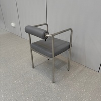 Salle à manger privée, chaises en acier inoxydable avec accents en cuir + table d'appoint ronde, mobilier de restaurant