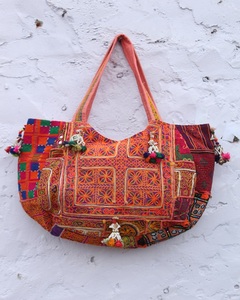 Sacs fourre-tout en toile de style tribal, sac Banjara, sac ethnique indien brodé à la main avec des fleurs, sac à bandoulière en coton pour femme - Product Image 1