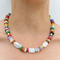 Collier de perles en pierre naturelle colorées et audacieuses à faible MOQ, avec perle baroque d'eau douce et pendentif unique plaqué or, bijoux de mode pour femmes