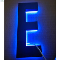 Panneau de restaurant en acrylique à bords LED avec lettres de peinture de voiture noires et rétro-éclairage bleu pour les décorations de portes de bureau pour l'entreprise