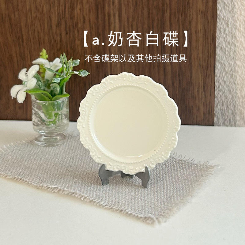 [un. Assiette blanche abricot au lait]