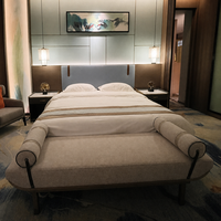 Lit d'hôtel avec tête de lit à accentuations bleu poudré, cadre en bois, base basse, taille Queen, mobilier de chambre pour hôtel et complexe hôtelier de type boutique