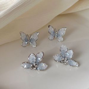 Pendientes de tuerca de flor de concha de mariposa de cristal azul y rosa degradado de moda para mujer para Bodas de primavera y verano dulce y atractivo - Product Image 1