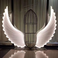 Décor de scène de mariage avec ailes d'ange illuminées, arche en cage à oiseaux, présentoir événementiel, design personnalisé