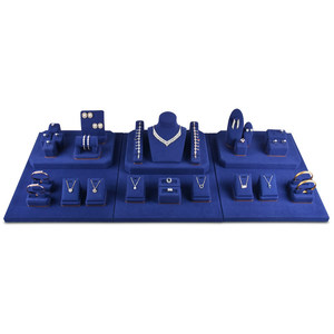 Comptoir de présentation de bijoux en microfibre bleue avec des étuis pour colliers, boucles d'oreilles et bagues pour une présentation élégante - Product Image 1