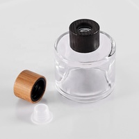 Récipient de diffuseur d'aromathérapie en verre rond de 50ml flacons de parfum vides de style classique avec bouchon en bois emballage en carton vente en gros