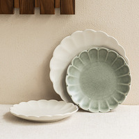 Assiette de table en céramique de grande taille, de style occidental vintage, simple, couleur unie, en forme de fleur, à volants, de grande valeur, vente en gros