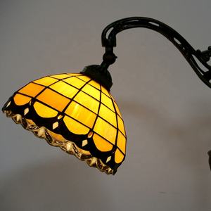 Lampe sur pied LongHuiJing avec <span class=keywords><strong>abat</strong></span>-<span class=keywords><strong>jour</strong></span> en forme de tulipe européenne de 10 pouces, lampe de lecture <span class=keywords><strong>pour</strong></span> salon, lampes sur pied en verre coloré artistique - Product Image 2