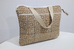 กระเป๋าพิมพ์ลายด้วยมือ สะท้อนวิธีการพิมพ์ผ้าแบบดั้งเดิม ออกแบบมาเพื่อการใช้งานระยะยาวและจัดระเบียบได้อย่างมีประสิทธิภาพ - Product Image 4