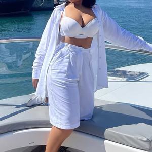 Witte 2-delige set voor dames - Lang mouw overhemd met knopen & knielange shorts - Afrikaanse Sehe mode - Product Image 3