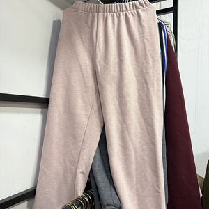 Balles de 50 kg de vêtements usagés d'hiver mélangés, pantalons de jogging lourds, machine à emballer - Product Image 5