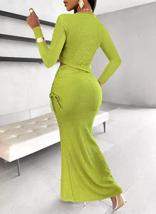 ชุดเซ็ต 2 ชิ้น เสื้อแขนยาวคอเฉียงสีพื้นเรียบหรูและเซ็กซี่สำหรับผู้หญิง พร้อมกระโปรงทรงหางปลาแต่งระบาย แฟชั่น - Product Image 5