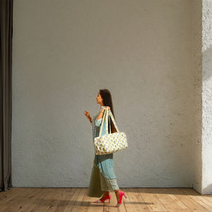 Sac de voyage en coton imprimé à la main avec des motifs floraux bleus, sac de sport pour femmes, fabriqué à la main, écologique, léger, durable, portable, grand - Product Image 4