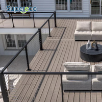 Terrasse en composite bois-plastique imperméable à l'eau, surface à grain de bois, directement de l'usine, pour terrasse et cour.