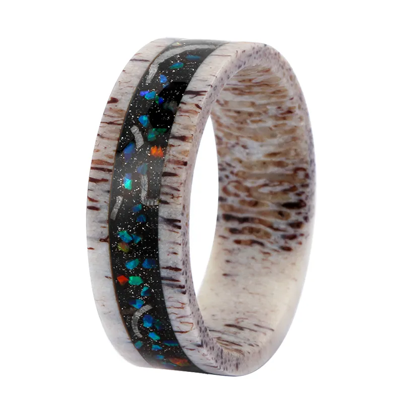 Incrustation de bague en bois de cerf au design plat avec pierres opale bleu feu et fragments de météorite, bagues de mariage de galaxie