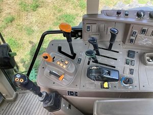 Tractor Utilitario John Deere 6195M 2019 de 195HP con Motor y AutoTrac Listo para Máximo Rendimiento Agrícola - Product Image 6