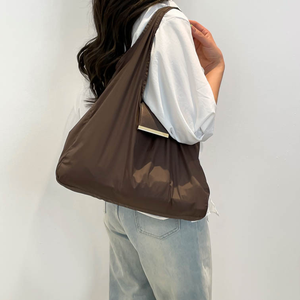 Bolso de hombro plegable de nailon para mujer, tipo tote grande, ecológico, con accesorios colgantes, venta al por mayor - Product Image 2