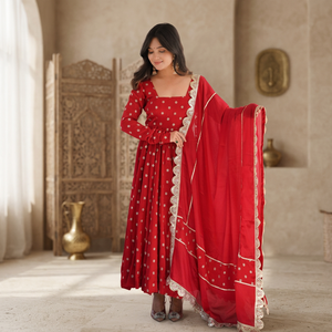 Traje Anarkali de Diseñador para Mujer TENNECY, en Seda Chinon Pesada con Bordado de Lentejuelas y Zari de 3mm, Reversible, para Fiesta Diwali, Largo hasta el Tobillo - Product Image 1