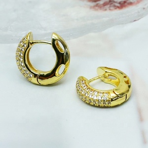 Boucles d'oreilles créoles classiques, exquises et élégantes, pavées de zircons et de cristaux, plaquées or, magnifiques bijoux créoles classiques, cadeau - Product Image 5