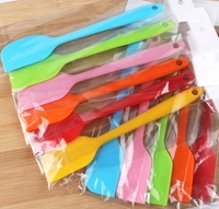 Deux tailles disponibles peuvent faire logo personnalisé ensembles d'ustensiles de cuisine en Silicone ensemble de coupe-mélangeur grattoir à pâtisserie
