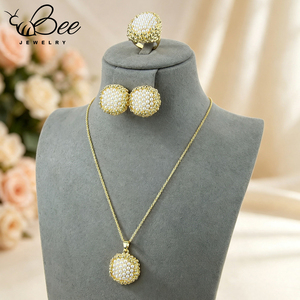 Ensemble de bijoux vintage chic plaqué or 14 carats avec perles blanches, collier, boucles d'oreilles et bagues en cuivre pour femme - Product Image 5