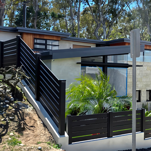 Poteaux de clôture en alliage d'aluminium 6x6 robustes et écologiques avec embouts plats décoratifs pour clôtures à lattes naturelles - Product Image 2