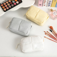 Pochette de maquillage matelassée à motif quadrillé, légère et rembourrée, avec fermeture éclair, minimaliste, portable pour femme, mini pochette cosmétique, sac de rangement doux effet nuage pour produits de beauté