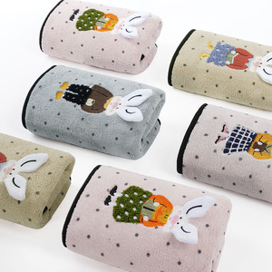 Toalla de Coral Fleece Bordada en 3D Kim Ryan, 34x74cm, Súper Absorbente, Suave, para Uso Doméstico - Product Image 3