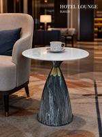 Table basse moderne en pierre avec collier en fer doré et piétement aspect pierre, mobilier de salon pour la maison et l'hôtellerie