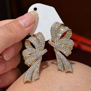 Orecchini a Perno con Fiocco per Donne, Design a Linee Fluenti, Accessori per Orecchie alla Moda per Uso Quotidiano - Product Image 4