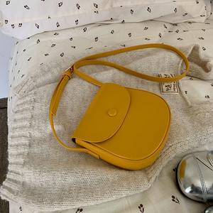 Mini sacoche rouge à bandoulière avec boucle magnétique pour femme, collection Printemps 2024, tenues de tous les jours - Product Image 2