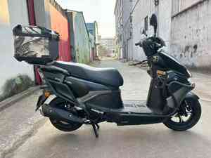 Scooter de Gasolina QJ Hong 125 ABS <span class=keywords><strong>2023</strong></span> Usado con Frenos de Disco y Sistema de Refrigeración por Aire, Scooter Usado pero en Buenas Condiciones - Product Image 4