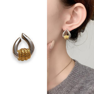 Nouvelles boucles d'oreilles clous tendance pour femme, inspirées des créateurs, en laiton bicolore, géométriques, texturées torsadées et polies. - Product Image 2