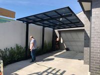 Cochera de Techo Plano con Estructura de Aluminio Resistente, Diseño Moderno e Impermeable para Entrada de Casa y Villa