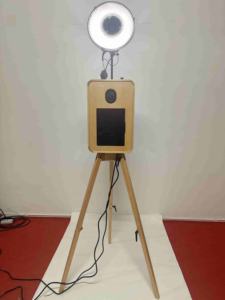 บูธถ่ายภาพงานแต่งงานดีไซน์ใหม่, บูธถ่ายภาพไม้สไตล์เรโทร, บูธถ่ายภาพไม้สองด้านพร้อมขาตั้งเครื่องพิมพ์ <span class=keywords><strong>ราคา</strong></span>ขายส่ง - Product Image 6