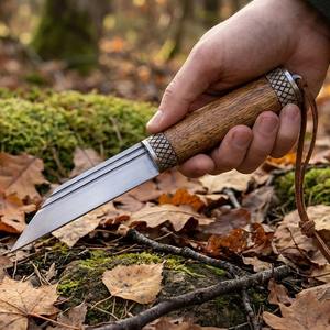 มีดทำมือสไตล์ไวกิ้งสำหรับตั้งแคมป์ ใบมีดเหล็กกล้าคาร์บอนสูง 8.5 นิ้ว สไตล์ยุคกลางนอร์ส ของขวัญ EDC ด้ามไม้แกะสลัก พร้อมปลอกหนัง - Product Image 3