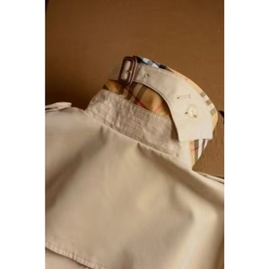 Gabardina de Mujer de Longitud Media con Doble Abotonadura, Chaqueta Burberry Negra con Cinturón y Epaulettes - Product Image 3