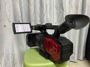 Caméscope portable 4K Panasonic AG-DVX200MC 90 % neuf avec capteur MOS 4/3, zoom optique 13x et écran tactile - Product Image 1