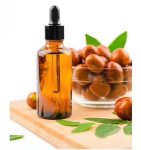 El aceite de jojoba es una cera líquida de origen vegetal conocida por su textura ligera y excelente estabilidad, ampliamente utilizada en cosmética. - Product Image 1