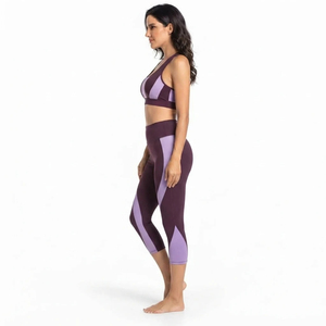 Ensemble de yoga OEM pour femmes - Ensemble de yoga 2 pièces sans couture de couleur unie avec effet froncé aux fesses, idéal pour l'entraînement et le fitness, de haute qualité - Product Image 3