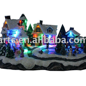 บ้านคริสต์มาสเรซิ่นขนาด 14 นิ้ว พร้อมไฟ LED ต้นคริสต์มาสหมุนได้ เด็กๆ กำลังเล่นสเก็ตบนลานสเก็ต และเสียงเพลงคริสต์มาส นาวิดัด - Product Image 6