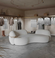 Canapé en tissu élégant et courbé avec rembourrage moelleux pour salon spacieux et appartement