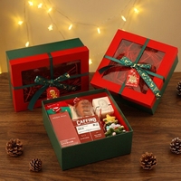 Boîte cadeau de Noël rouge et verte avec ruban et étiquette pour emballage de bonbons, pommes et autres cadeaux de fêtes