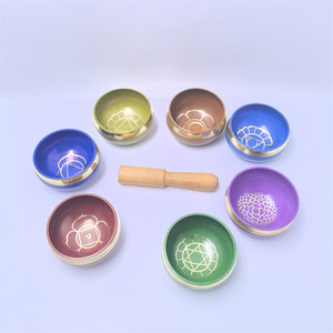 Bols chantants tibétains faits main sur mesure, 8 cm, sept <span class=keywords><strong>chakras</strong></span>, colorés, pour le <span class=keywords><strong>nettoyage</strong></span> <span class=keywords><strong>des</strong></span> oreilles, le yoga et la <span class=keywords><strong>méditation</strong></span> – Prix usine - Product Image 3