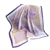 Écharpe en soie carrée de 70 cm personnalisée avec motif baroque doré et marine royale pour femme, cadeau, décoration
