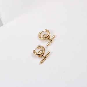 Boucles d'oreilles créoles tendance en acier inoxydable 316L plaqué or 18 carats pour femme XR Jewelry XREW161 – Style décontracté/sportif, idéales pour un anniversaire - Product Image 4