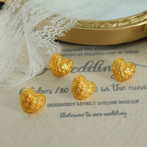 Boucles d'oreilles en or en forme de cœur, design géométrique, à porter tous les jours, bijoux de mode pour femmes - Product Image 4